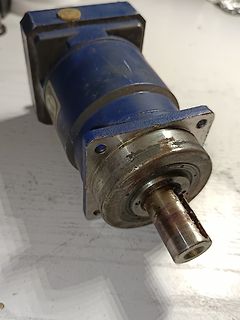 Blauer Elektromotor mit Welle