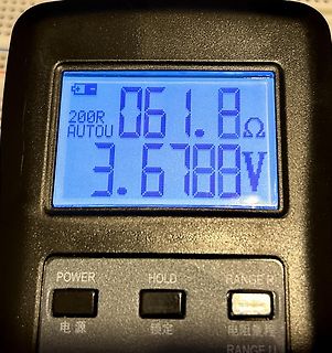 Display eines Multimeters mit Messwerten
