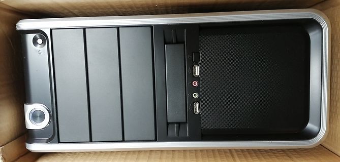 Vorderseite eines Computergehäuses