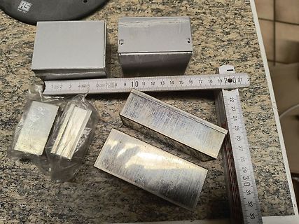 Metallblöcke und Lineal auf Werkstattunterlage