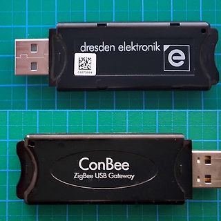 Zwei USB-Sticks auf Schneidematte