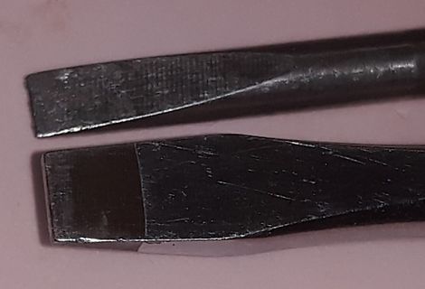 Nahaufnahme von zwei Metallstiften oder Werkzeugen