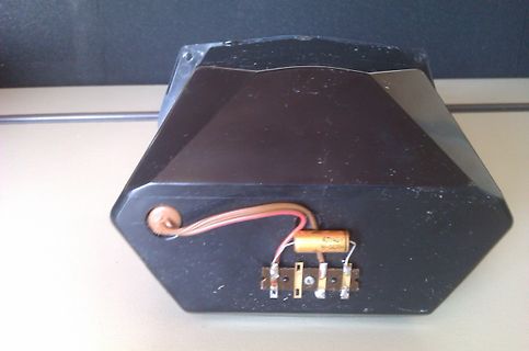 Elektronikbauteil mit Kondensator und Anschlüssen