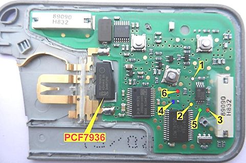 Geöffnete Elektronik mit Leiterplatte und Bauteilen