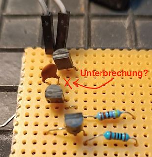 Lötaufbau auf Lochrasterplatine mit Bauteilen