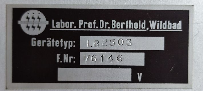 Typenschild eines Laborgeräts