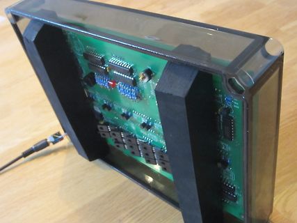 Elektronikbauteile in einem transparenten Gehäuse