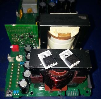 Innenansicht eines Netzteils mit Transformator und Induktivität