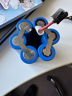 Batteriepack aus Li-Ion Zellen mit Metallstreifen