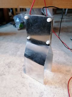 Metallgehäuse mit roten und schwarzen Kabeln