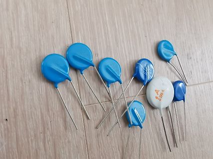 Blaue und weiße Keramikkondensatoren