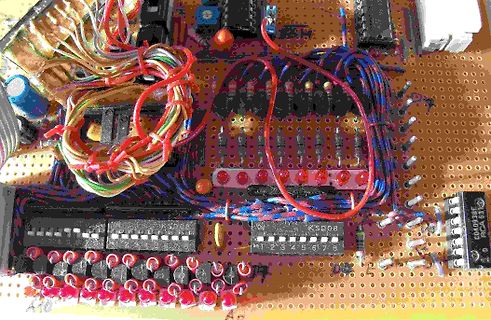 Freie Verdrahtung auf Lochrasterplatine mit ICs und LEDs
