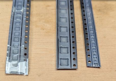 Drei Streifen mit integrierten Bauteilen auf Holzuntergrund