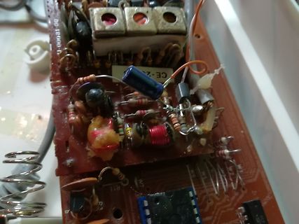 Detailaufnahme einer bestückten Leiterplatte mit Bauteilen