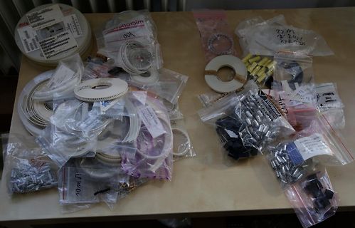 Verschiedene elektronische Bauteile in Plastikbeuteln auf einem Tisch