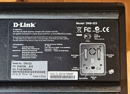 Rückseite eines D-Link DNS-323 NAS-Geräts