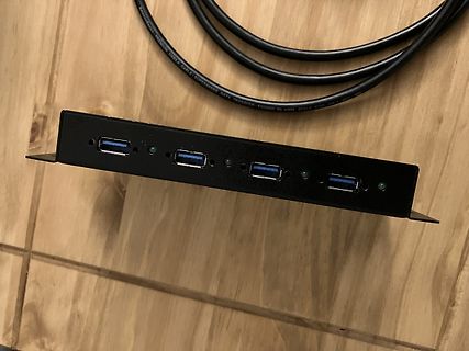 USB-Hub-Gehäuse mit vier USB-Anschlüssen und Kabel