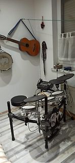 Elektronisches Schlagzeug und Gitarre im Raum