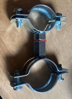 Metallklammern auf Holzuntergrund