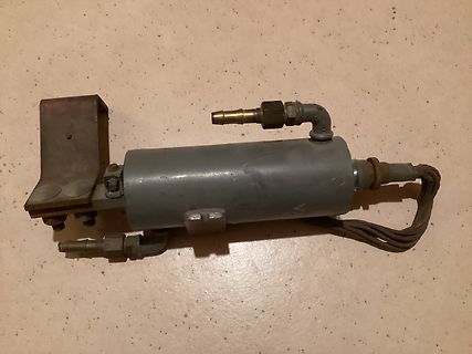 Hydraulikzylinder mit Anschlüssen und Kabeln