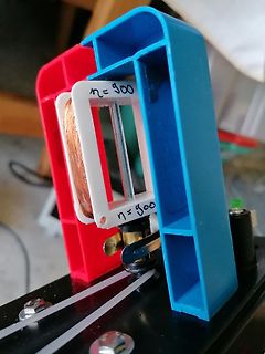 Experimenteller Aufbau mit Spule und Magneten