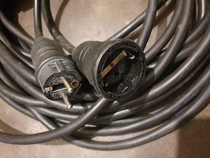 Schuko-Stecker und Steckdose an einem Kabel