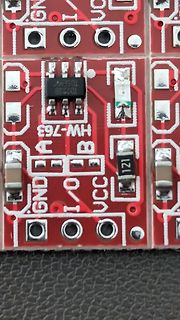 Nahaufnahme einer roten Leiterplatte mit elektronischen Bauteilen