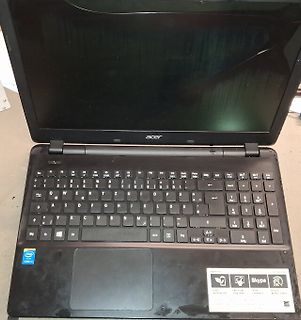 Aufgeklappter Acer Laptop
