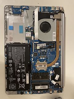 Innenansicht eines Laptops mit Akku und Komponenten