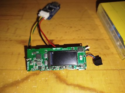 Leiterplatte mit Display und Mikrocontroller-Modul
