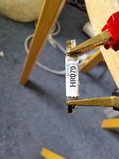 Bauteil in Krokodilklemmen gehalten