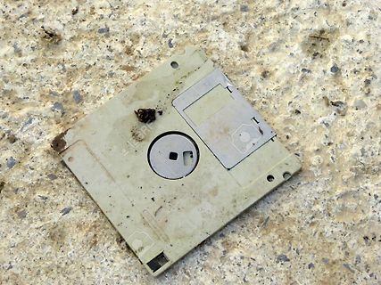 Alte 3,5-Zoll-Diskette auf Steinboden