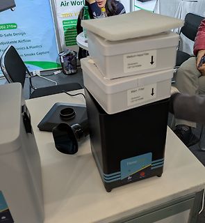 Luftreiniger mit Ersatzfiltern auf einem Tisch