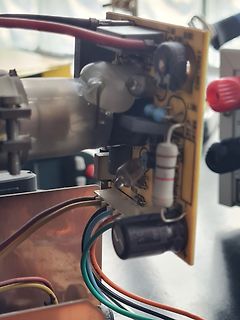 Nahaufnahme einer Leiterplatte mit elektronischen Bauteilen
