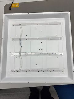 LED-Leuchtpanel mit Leiterstreifen