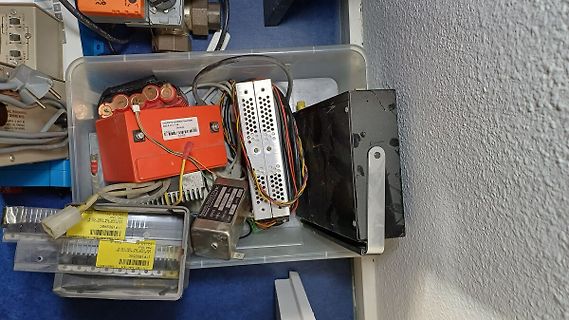 Elektronikkomponenten und Netzteile in einer Kunststoffbox