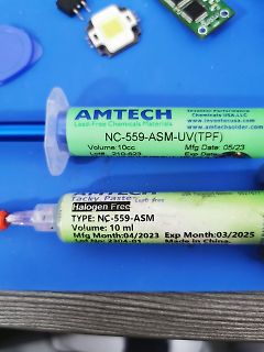 Zwei Tuben Amtech Lötpaste und Elektronikbauteile