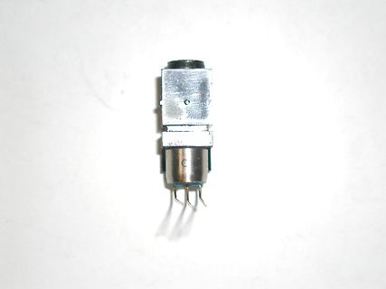 Elektronisches Bauteil mit Metallgehäuse und Pins