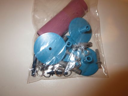 Verschiedene Kunststoffteile in einer Plastiktüte