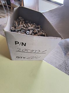 Box mit Metallbauteilen