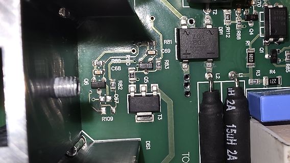 Nahaufnahme einer Leiterplatte mit elektronischen Bauteilen