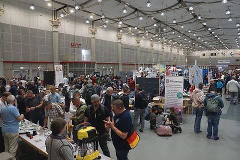 Menschenmenge in einer Messehalle