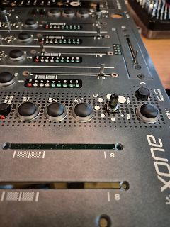 Detailaufnahme eines DJ-Mixers