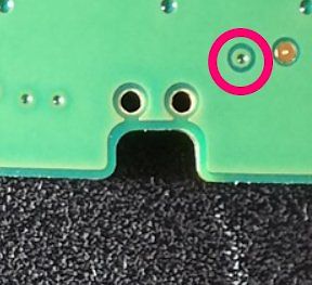 Detailaufnahme einer grünen Leiterplatte mit Lötstellen