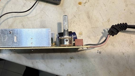 Nahaufnahme einer Leiterplatte mit Potentiometer und Kabeln