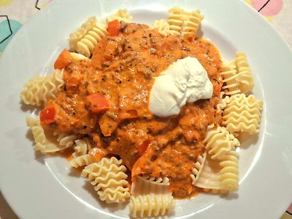 Nudeln mit Tomaten-Sahne-Sauce und Mozzarella