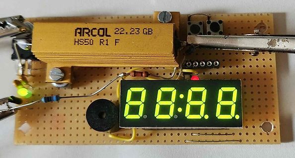 Selbstbau-Elektronik mit Kühlkörper und 7-Segment-Anzeige