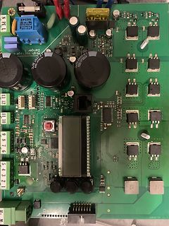 Leiterplatte eines Netzteils mit Elektrolytkondensatoren und ICs