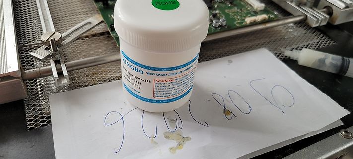Dose mit Flussmittel auf Werkstattunterlage