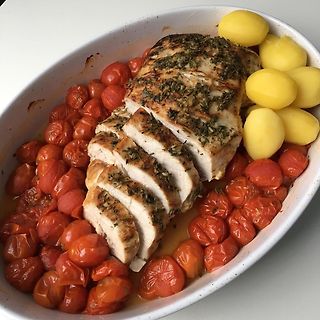 Gefüllte Hähnchenbrust mit Tomaten und Kartoffeln